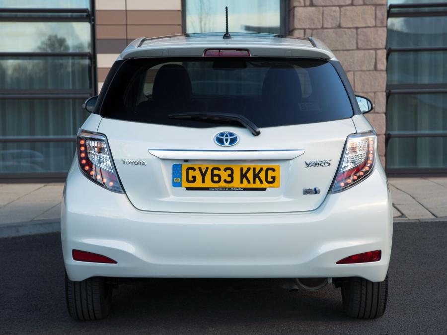  Toyota Yaris Hybrid Trend 2013 года  (UK) (фото 2 из 11)